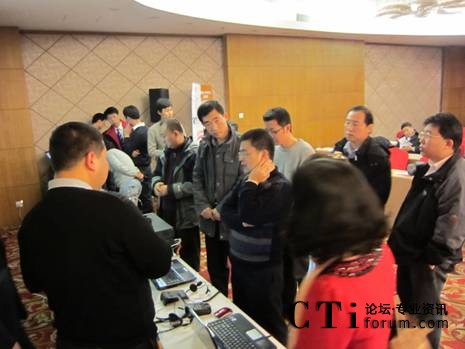 參會(huì)者現(xiàn)場觀看演示環(huán)境