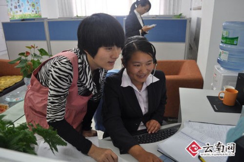 分公司10088貴賓服務專線錄音質檢師張麗仙正與同事討論工作